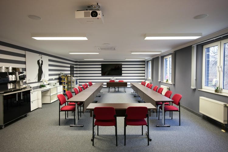 Tagungsraum mit roten Stühlen